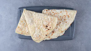 Быстро, просто и очень вкусно: берем лаваш и готовим вкуснейшие рулетики — сметут со стола, моргнуть не успеете