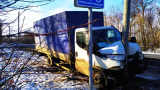 На трассе под Рязанью грузовик врезался в столб