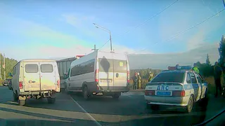 Видео. На Ряжском шоссе столкнулись грузовик и маршрутка, есть пострадавшие