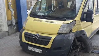 Стояла на тротуаре: маршрутка сбила женщину в центре Рязани