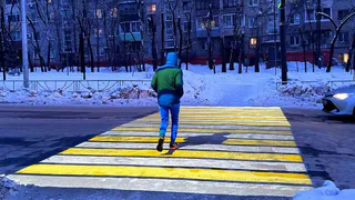 Рязанку с ребенком едва не переехал автомобиль на пешеходном переходе