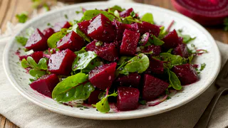 Салат со свеклой "Джулия": такой вкусный, что гости рычат от удовольствия — обставит любой "Винегрет" и "Шубу" 