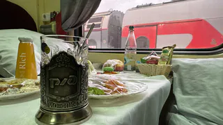 «Я купила нижнюю полку, а вы лежите наверху, раз такие бедные» – пассажирка поезда резко осадила попутчика сверху