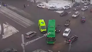 В Челябинске столкнулись  автобус и Mercedes: есть пострадавшие 