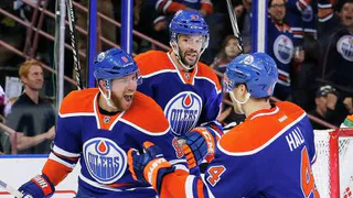 Удачный пас: Наиль Якупов помог своей команде победить «Колорадо» в матче НХЛ