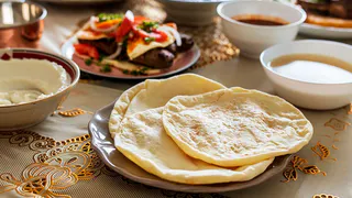 Лепешки на кефире с начинкой из шпината и лука: быстро и вкусно