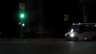 Маршрутка с людьми едет на красный в центре Рязани