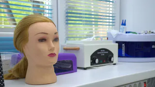 Пристав из Коми вышел на должницу под предлогом покупки сертификата на реконструкцию волос