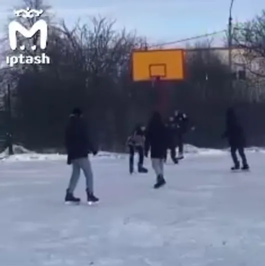 В Сарманово придумали новый вид спорта – баскетбол на коньках