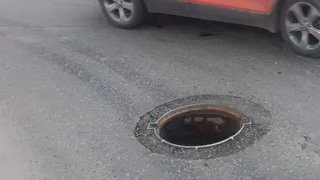 Шиловская автомобилистка судится с администрацией из-за разбитого Ягуара