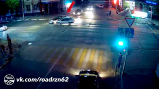 Видео ДТП в центре Рязани - столкнулись ВАЗ-2199 и иномарка