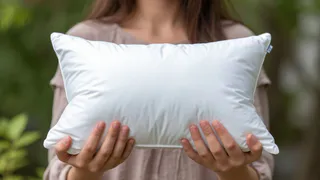 Даже старые подушки будут пахнуть чистотой: одна хитрость от пыли, пота и желтых пятен