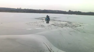 Рязанец провалился под лед на Оке, но мужчину успели спасти