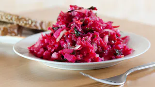 Вкусный салат со свеклой: домашних от него за уши не оттащить — делается легко и быстро