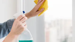 Одна чайная ложка — и окна сверкают бриллиантом до самой весны: копеечный трюк для ленивых