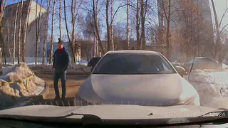 Глупейшее ДТП недели: когда хамство и спешка заменяют здравый смысл