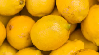 Сварите лимон и выпейте эту воду натощак: на утро вы себя не узнаете в зеркале