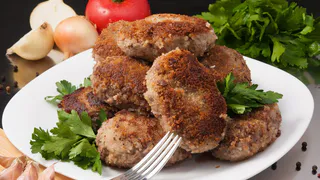 Бросьте всего 1 ложку в фарш - и котлеты не развалятся: так сочно, что съедают без соуса