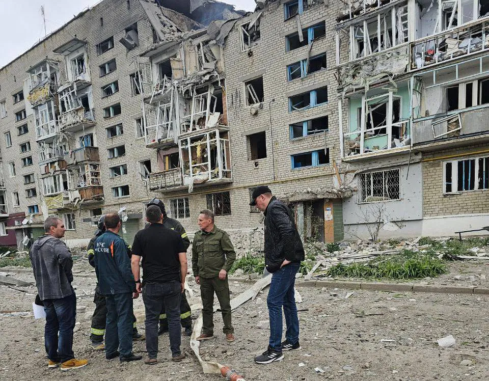 Пензенские спасатели помогают жителям Токмака преодолеть последствия обстрела домов мирных граждан