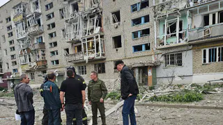 Пензенские спасатели помогают жителям Токмака преодолеть последствия обстрела домов мирных граждан