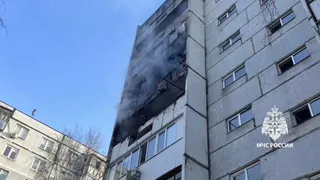 На пожаре в Казани спасли мужчину: он перелез по балкону на нижний этаж
