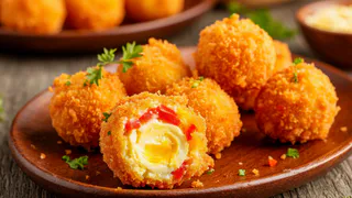 Хрустящие шарики "Зимняя тройка" понравятся всем: простая, яркая и необычная закуска для праздничного стола задобрит Огненную Лошадь