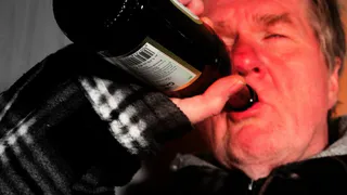 Врач назвал первые признаки алкоголизма