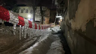 Опасности зимних прогулок: ледяные угрозы на Московской улице Пензы