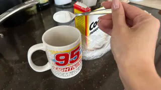 Смешиваю 2 капли средства для мытья посуды и 1 ложку соли: чудо-средство, которое постоянно выручает меня в быту 