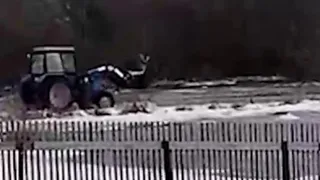 В Рязанской области почтальона довозили до адресатов в ковше трактора