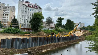 На улице Пушкарской во Владимире благоустраивают дорогу, берег и старые сады