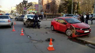 На улице Ленина из-за ДТП пострадали дети в салоне автомобиля 