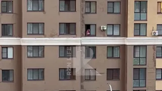 Жители Рязани засняли сидящую на подоконнике пятого этажа девушку