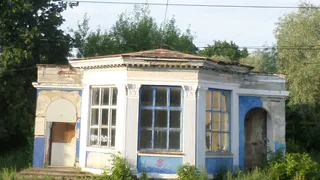 Поехала крыша: в Рязанском торговом городке неизвестные сняли металлическую кровлю