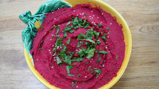 Просто обожаю такую свеклу - варю целую кастрюлю, ставлю в холодильник: и салат, и гарнир, и на хлеб