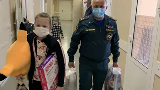 Врачи выписали из больницы 8-летнюю рязанку, которая потеряла семью в пожаре