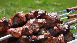 Вот как грузины маринуют мясо для шашлыка - забудьте полностью об уксусе, майонезе и соевом соусе. Просто тает во рту