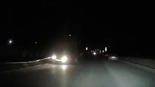 В Рязани автомобиль врезался на оставленную на дороге тротуарную плитку и вылетел с дороги