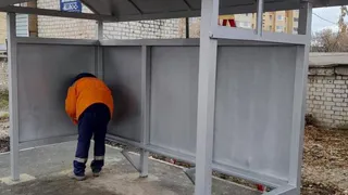 В рязанском Кальном покрасили остановочный павильон после жалоб