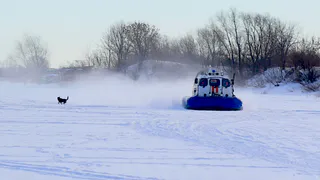 Сотрудники МЧС патрулировали Оку и предупреждали рыбаков об опасности