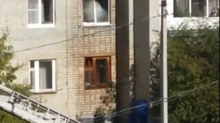 Эвакуировали 50 человек: в десятиэтажке на улице Рытикова сгорела квартира