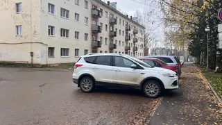 Ловушка прямо во дворе: как мошенники разводят водителей на большие деньги через поддельные записки о «ДТП»