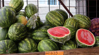 Девять пострадавших за два дня: еще три человека отравились арбузом в Москве