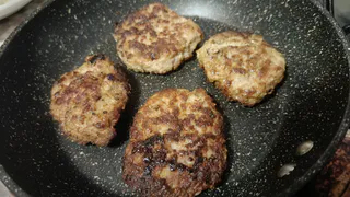 Эти котлеты получаются мягкие и ароматные, как раньше у поварихи в саду. Секрет прост, но никто о нём не догадывается