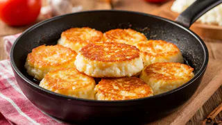 Обжарьте творог на сковороде: на выходе получается изумительный десерт, с которым магазинные не сравнятся