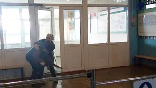 Учения в школе: суровая чувашская вахтерша скрутила человека с автоматом