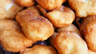 Беру 1 стакан кефира — и гора моментальных пирожков к чаю готова: такие вкусные, что домашние уплетают их за 1 минуту