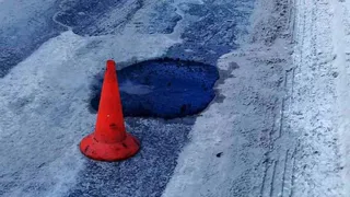 Вечный ремонт: на Северной окружной снова латали ямы