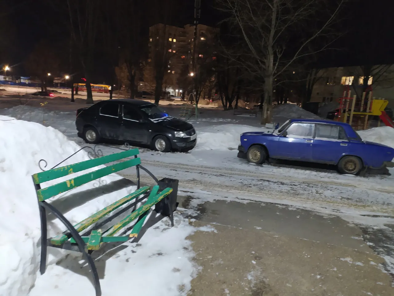В Нижнекамске так скидывали снег с крыши, что аж скамейку сломали