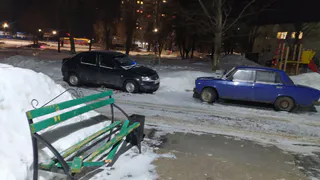 В Нижнекамске так скидывали снег с крыши, что аж скамейку сломали